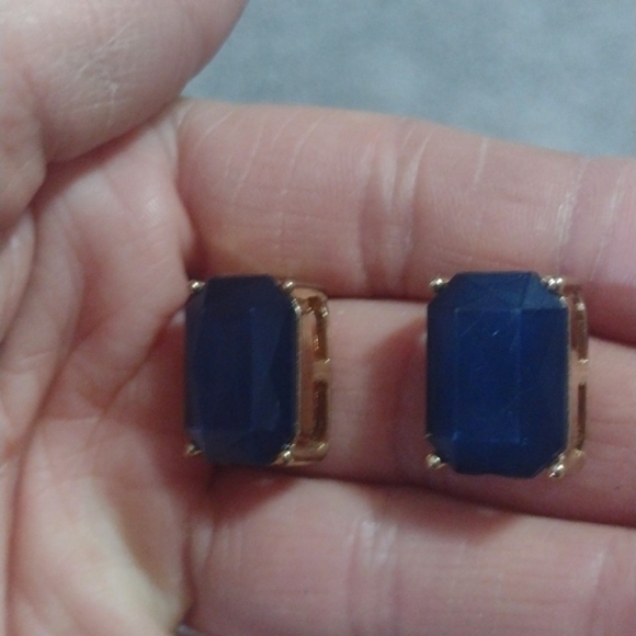 VINTAGE FAUX FACETED BLUE SAPPHIRE GOLD-TONE PRONG SET PUSH BACK .8" EARRINGS - Picture 5 of 9